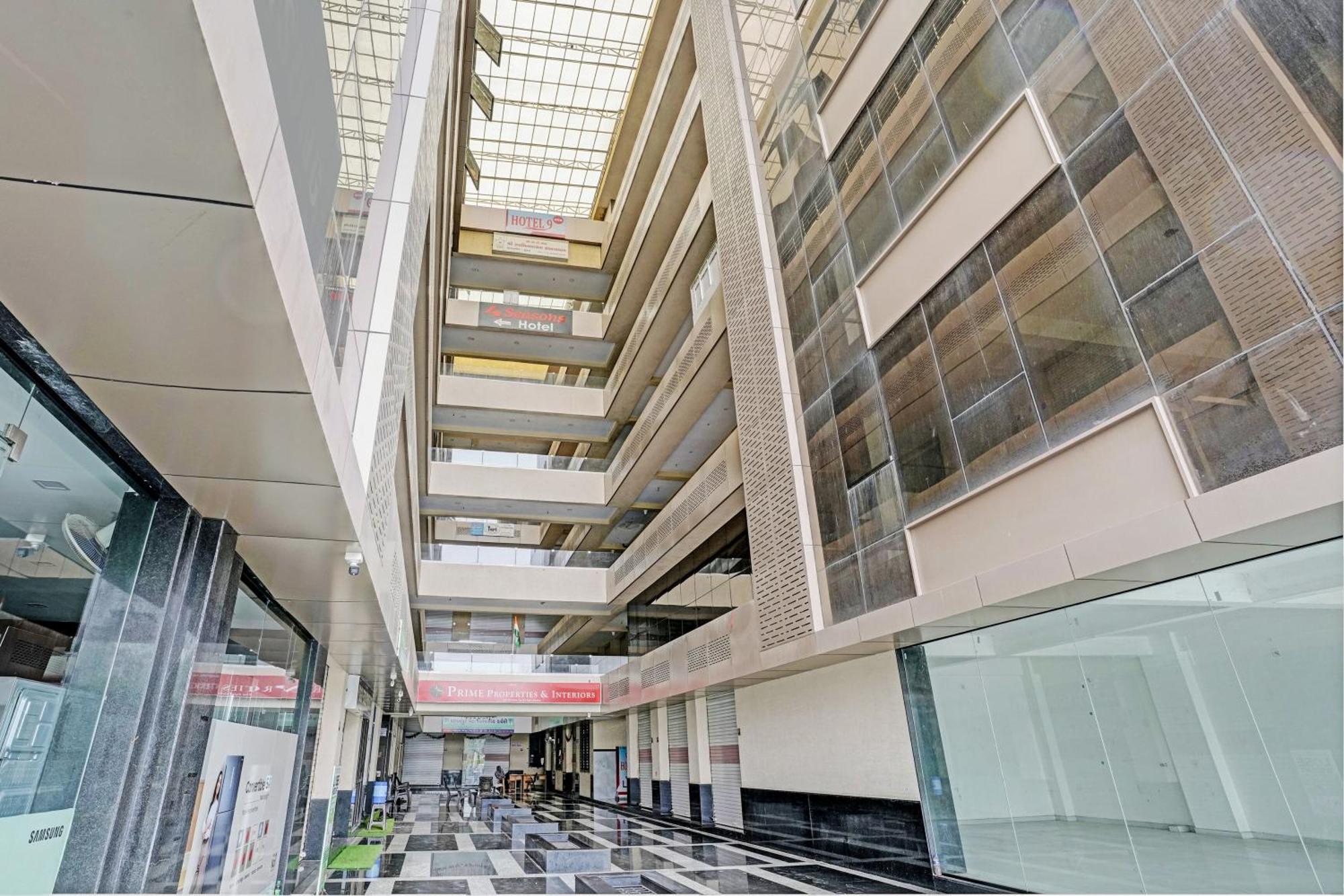 Oyo Flagship Hotel 9 Surat Exterior foto